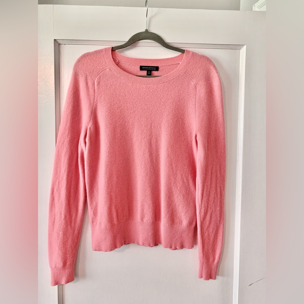 Women’s Banana Republic Italian Merino sweater. Size Medium. Gentle Pink.